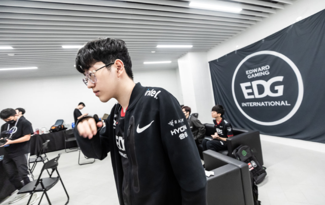 无论是在进 无论是在进